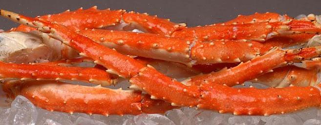 Compre pernas de caranguejo-rei congeladas no supermercado ou no mercado de frutos do mar um dia antes