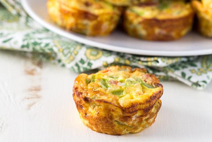 A quiche francesa básica é um prato parecido com um creme assado no forno com uma crosta de massa