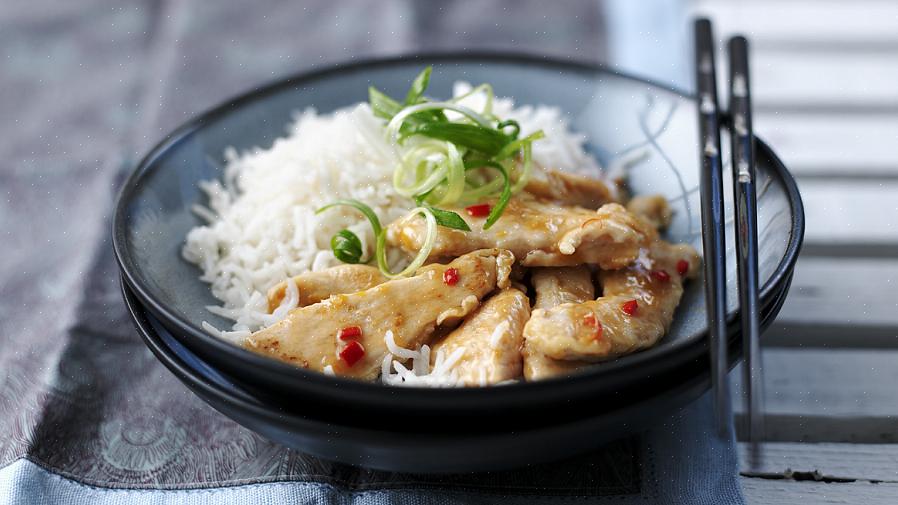 Cozinhe até que o frango fique coberto com o molho