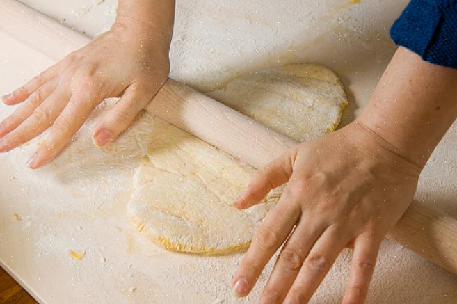 Use um rolo para criar folhas muito finas de massa para macarrão