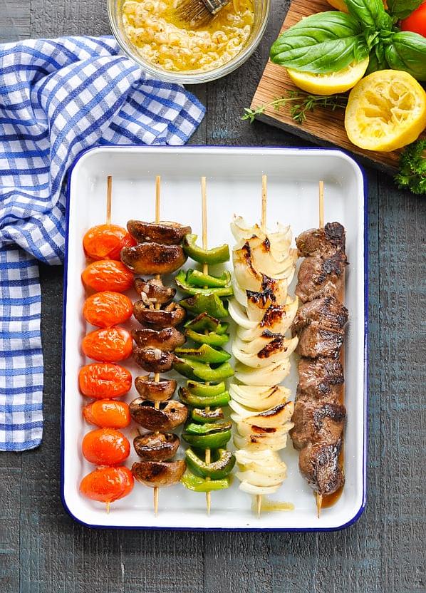 Pincele os espetinhos enquanto cozinha ou use como marinada para frango