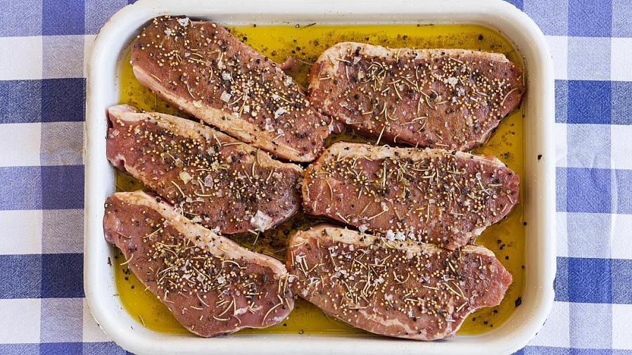 Coloque a marinada de carne em um saco plástico ou recipiente lacrável