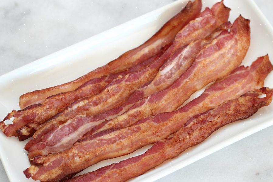 Lembre-se de colocar um quarto de xícara de água na assadeira para evitar que o bacon seque