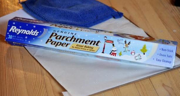 Rasgue a quantidade de papel manteiga necessária para cobrir o interior da assadeira ou assadeira