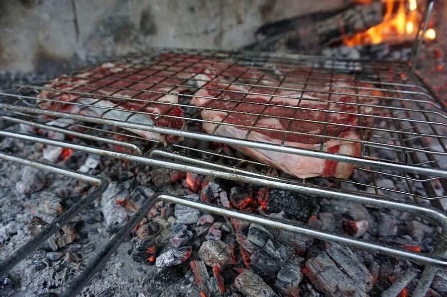 Eles não acendem tanto quanto as churrasqueiras a gás quando as gorduras dos alimentos pingam nos briquetes