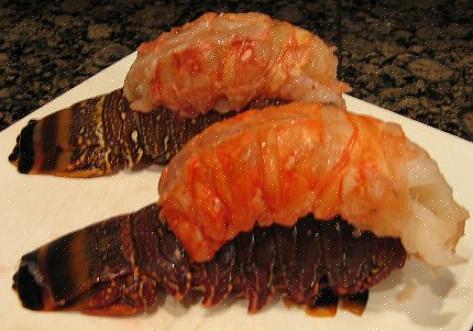 Coloque as caudas de lagosta na grelha com o lado da carne na grelha por 3 minutos