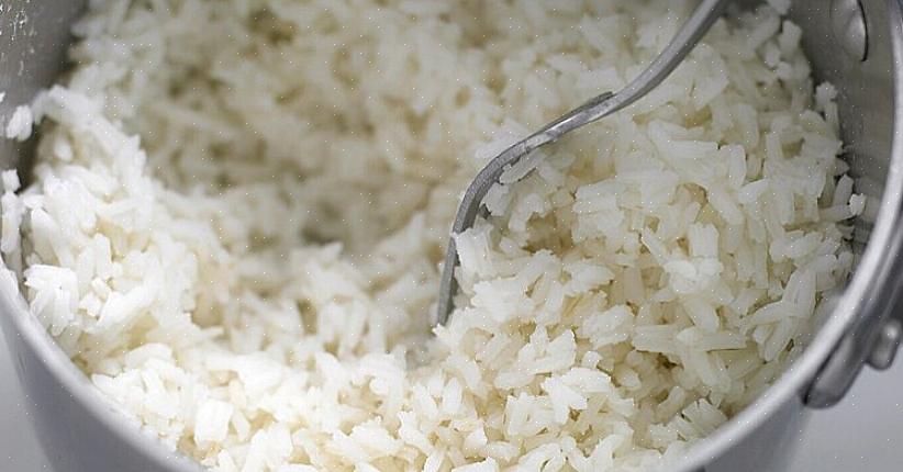A maneira mais fácil de fazer arroz branco perfeito é usar uma panela elétrica de arroz