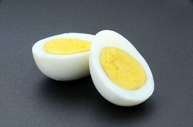 Se você quiser que o ovo cozido seja mais fácil de descascar