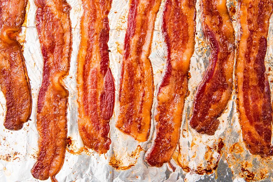 O bacon é cozido em óleo quente no fogão