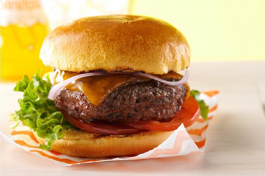 A carne moída na hora formará melhores hambúrgueres do que a carne velha ou a carne armazenada no freezer