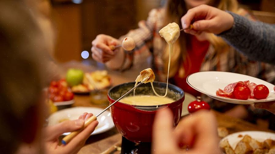 Os potes de fondue usados para fazer fondues de queijo são feitos de cerâmica