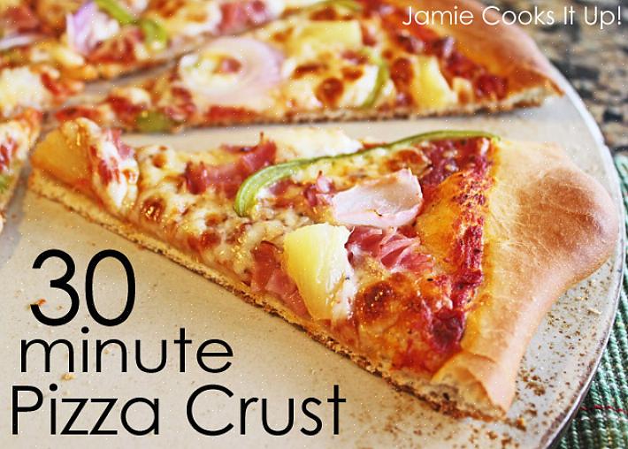 Empurre-o para fora do centro até obter uma massa de pizza redonda de 31 cm