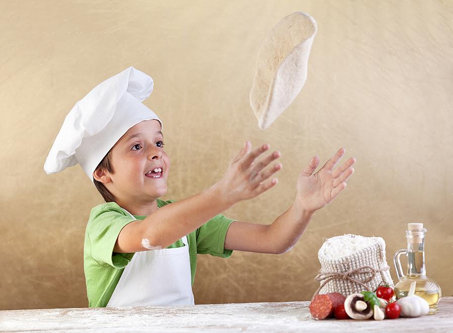 Pegue a massa da pizza e com um rolo