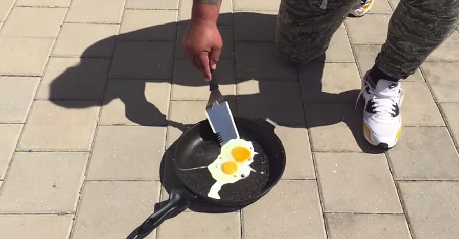 Você pode optar por quebrar o ovo direto na calçada quente