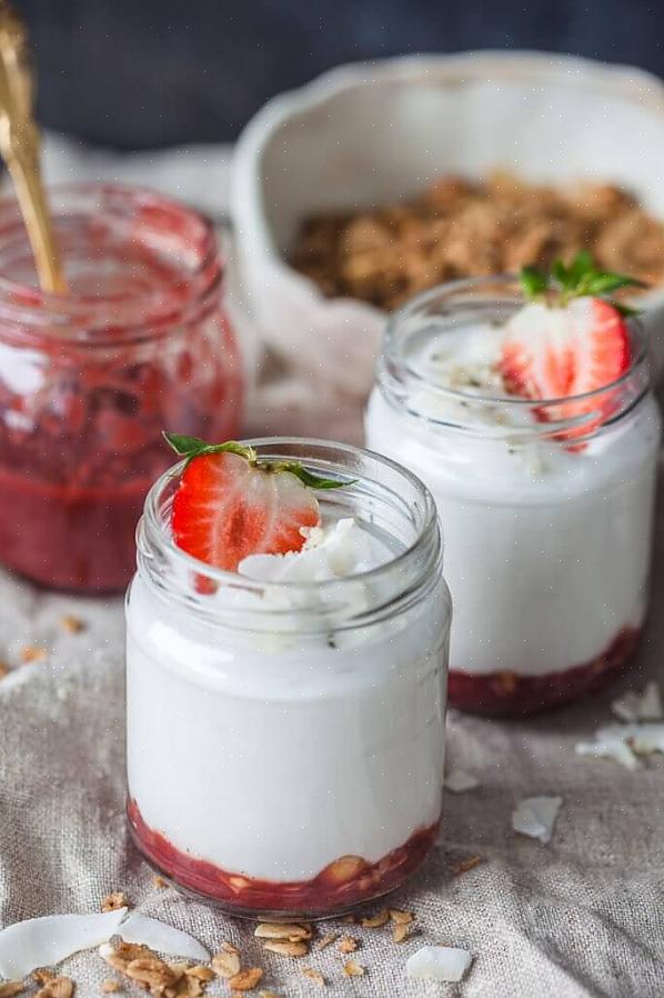 O espremedor irá separar o coco em pedaços desfiados do próprio creme de coco