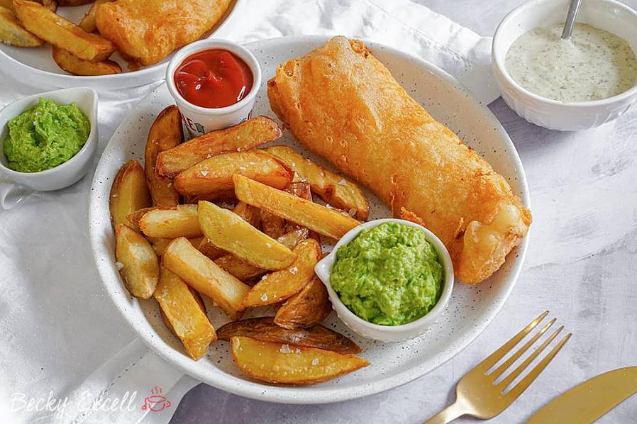 Fish and chips é uma refeição de peixe frito empanado ou empanado servido com batatas fritas ou