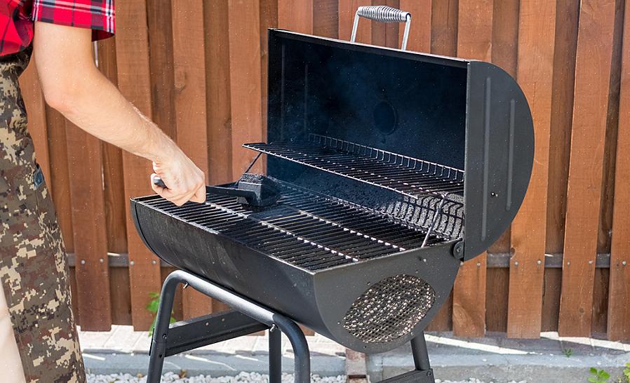 A água ajudará a manter o ar dentro do defumador hidratado para que a carne não fique muito seca