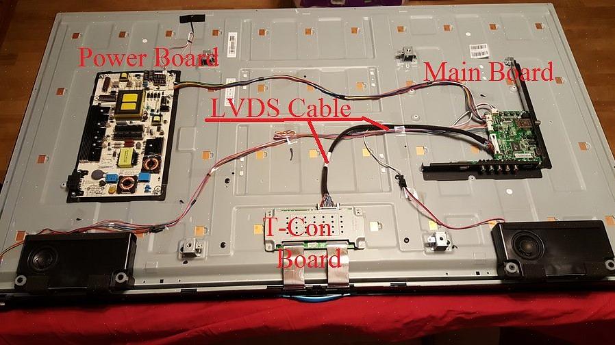 Volte a colocar o ecrã LCD juntamente com as rolhas de borracha