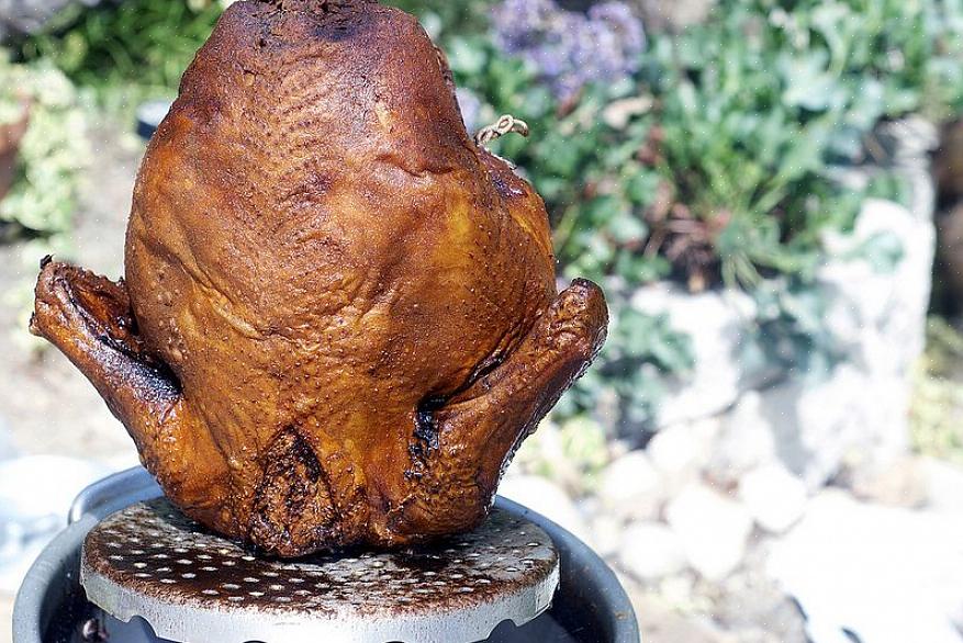 De crescimento mais rápido de preparar o jantar de Ação de Graças é fritar um peru