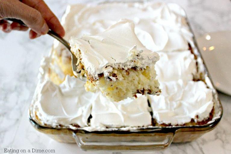 Um bolo de comida de anjo sem gordura (como a mistura de bolo de comida de anjo sem gordura Betty crocker