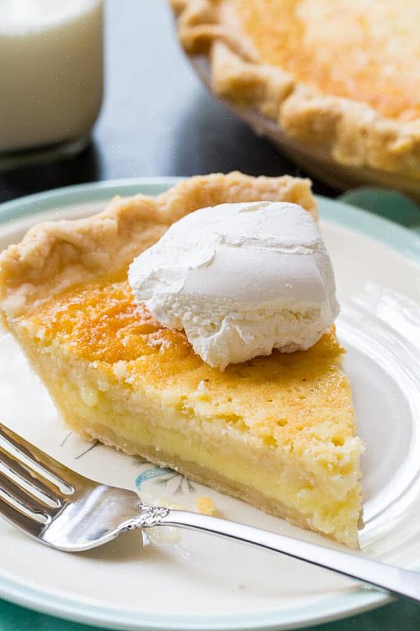 A crosta da torta de soro de leite coalhado tem um sabor cremoso