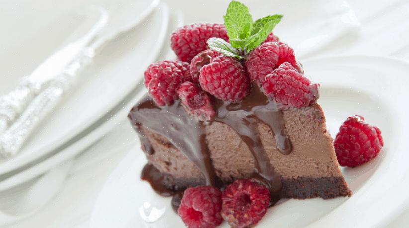 Dependendo de quão baixo em carboidratos você deseja fazer seu cheesecake de chocolate não assado