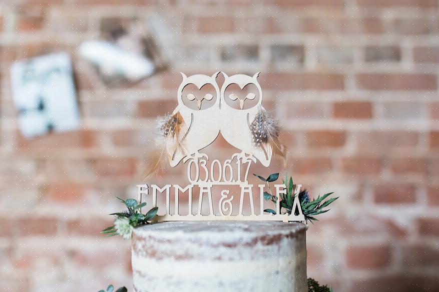 O chapéu de coco tradicional do bolo de casamento que a maioria dos casais usa para seu casamento