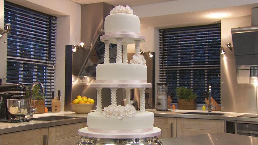 Você pode decorar seu próprio bolo de casamento com arabescos