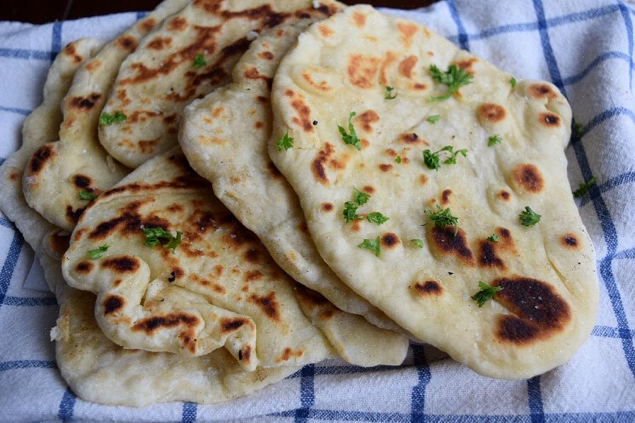 Para aprender a fazer pão naan ao estilo indiano