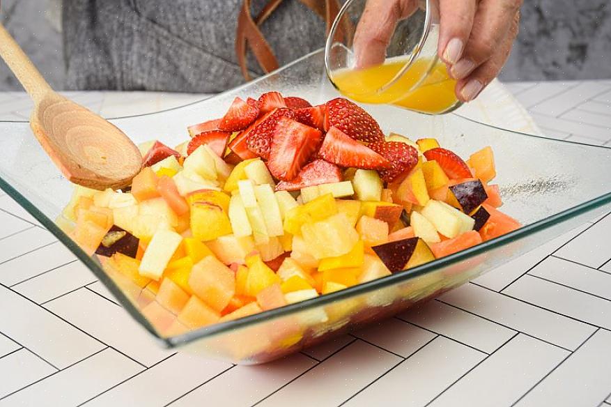 Fazer uma salada de frutas pode adicionar um complemento brilhante a qualquer refeição ou oferecer um lanche