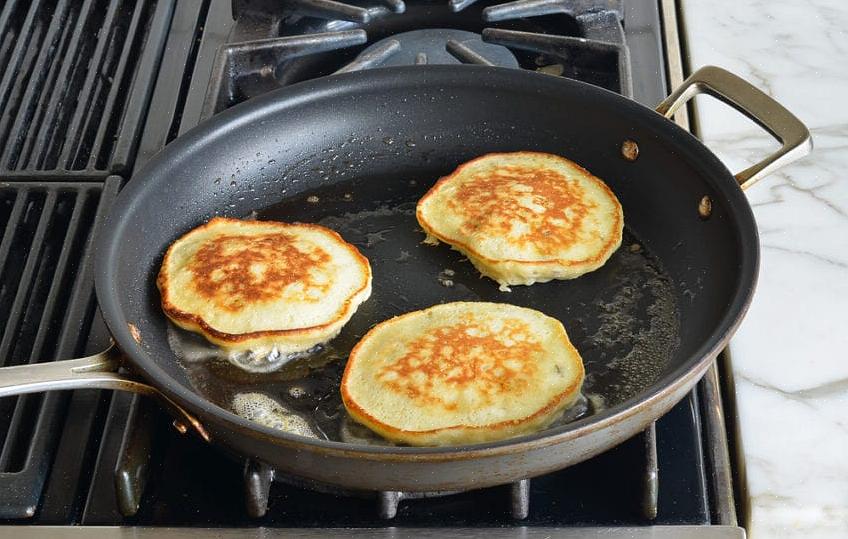 Despeje os ingredientes molhados na tigela de ingredientes secos