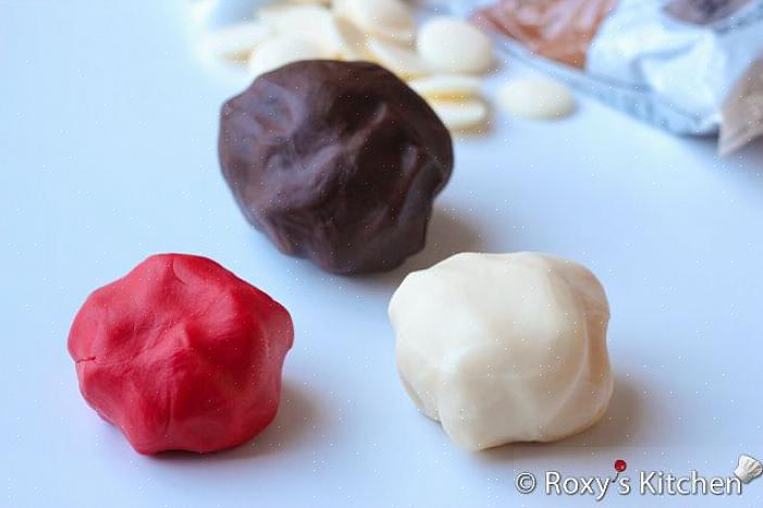 Aqui estão alguns passos sobre como fazer argila de chocolate caseira - mais comumente conhecida