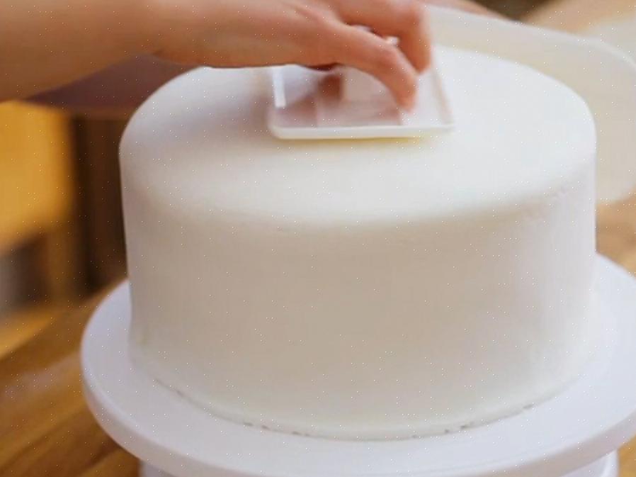 A base de creme de manteiga também permite que o fundente grude no bolo