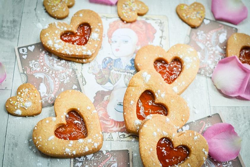 Você pode assar biscoitos em forma de coração mesmo se não tiver muita experiência na cozinha