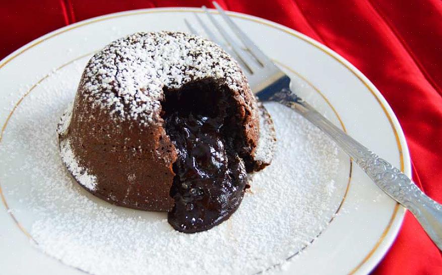 Os bolos de chocolate de lava têm um centro de chocolate deliciosamente quente que escorre como lava