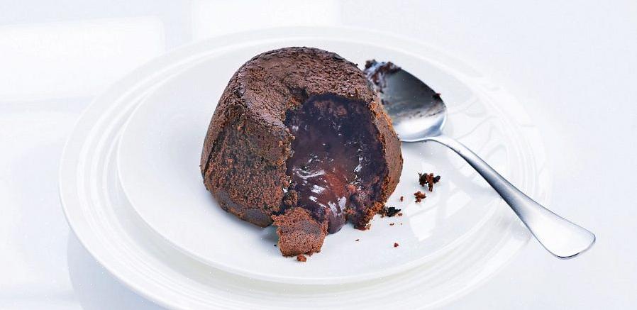 O fondant de chocolate é um tipo de calda de chocolate sedoso usado em bolos ou outros doces de tamanho