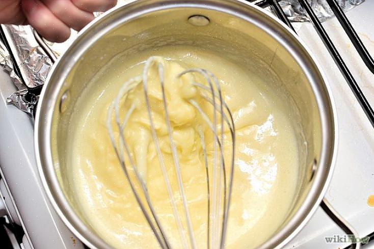 Usar uma crosta de torta pré-assada com uma receita de creme torna a torta muito fácil