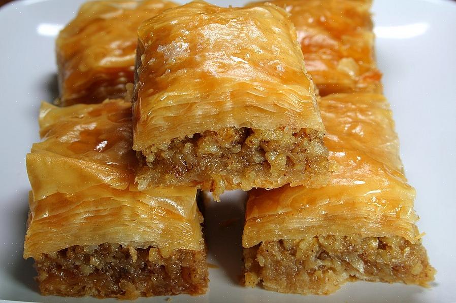 Baklava é um doce que remonta ao século VIII aC O Baklava inicial era feito com uma massa de pão fina