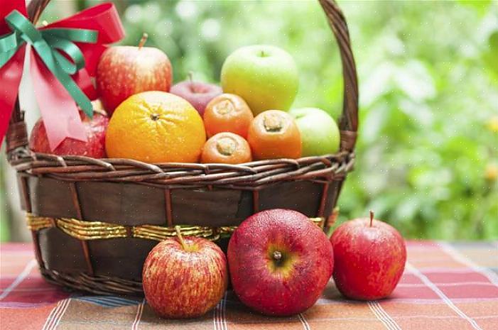 Os cestos usuais usados para arranjos de frutas são feitos de vime para atrair o encanto de frutas recém