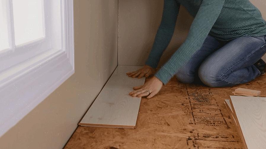 Você precisará fazer cortes no piso de madeira laminado para placas situadas em partes próximas a paredes