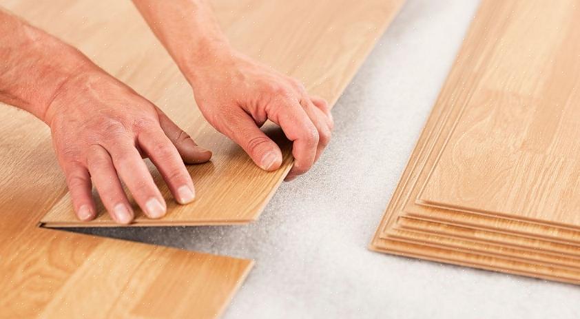 Coloque o piso laminado de madeira no padrão completo