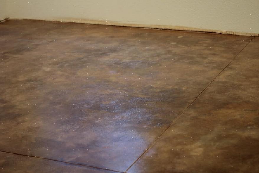 Aplicar manchas de ácido em seus pisos de concreto permitirá que você tenha um piso decorativo
