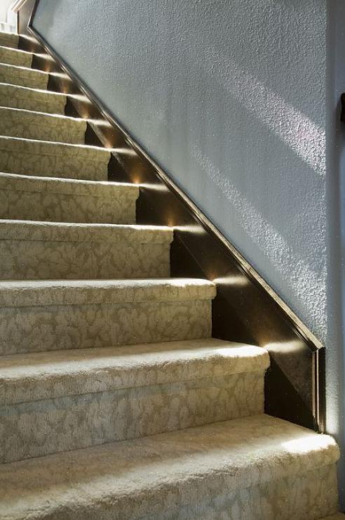 A chave para instalar corretamente o carpete nas escadas é tomar as medidas corretas
