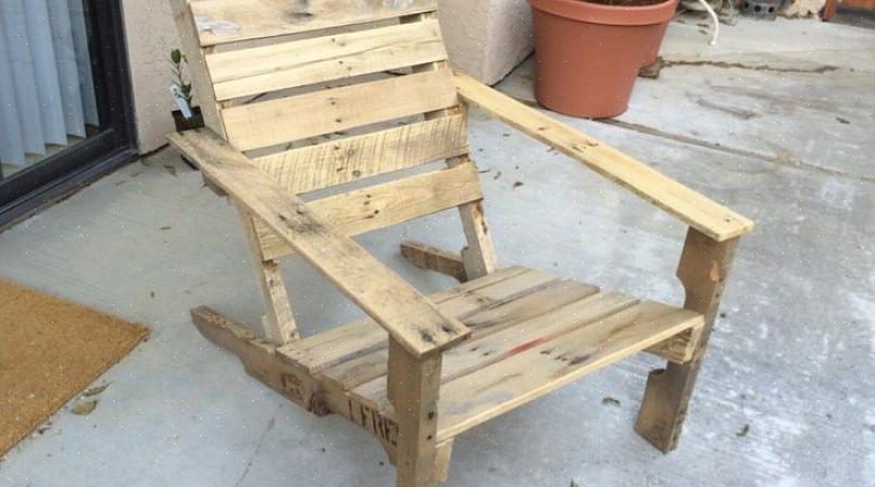 Cadeiras de balanço ou poltronas de madeira