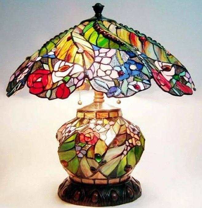 As lâmpadas Tiffany foram popularizadas por Louis Comfort Tiffany no início do século XX