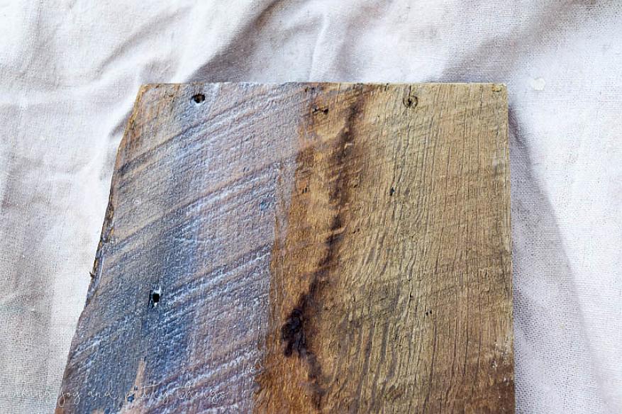 Você pode escolher algumas peças de madeira que tenham lascas ou pregos para adicionar à aparência