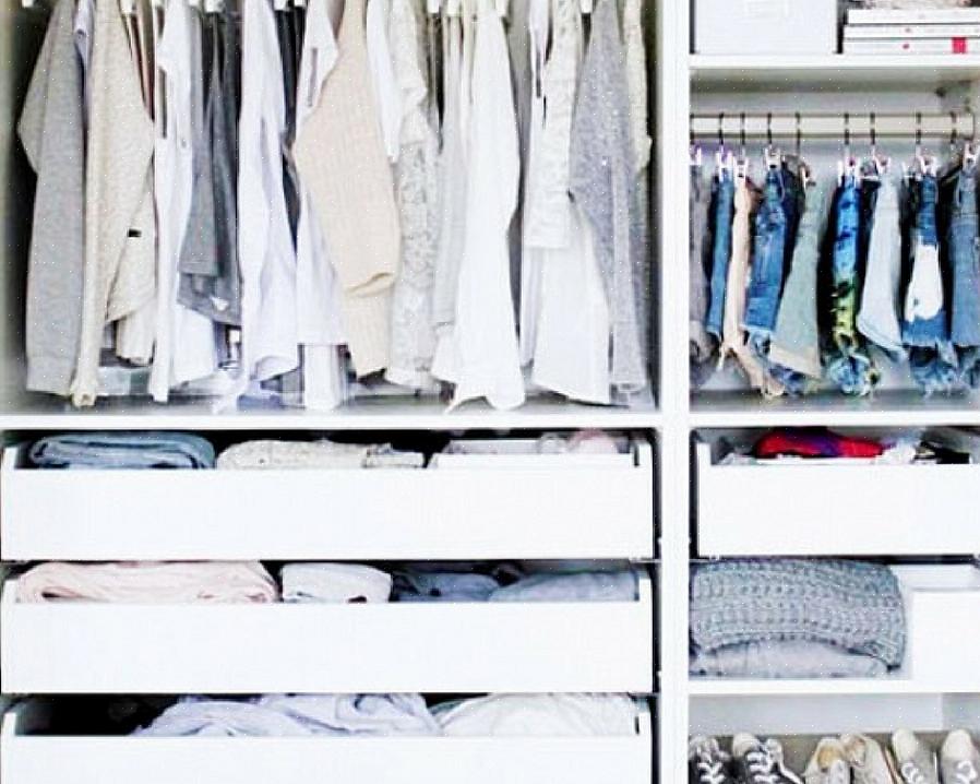 Coloque as roupas que você usou pelo menos uma vez nos últimos seis meses na caixa KEEP