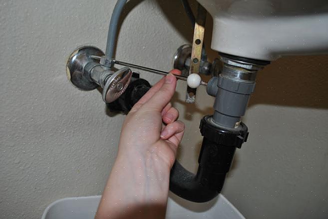 Uma das etapas da instalação de uma pia de banheiro é conectar a válvula de bloqueio horizontal