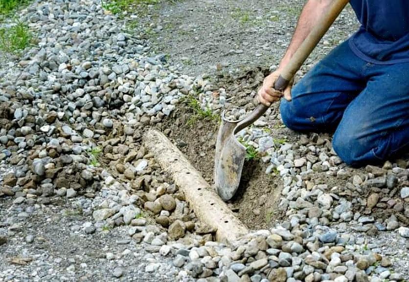 Os materiais necessários para instalar um dreno francês em uma calçada de cascalho são tubos de PVC