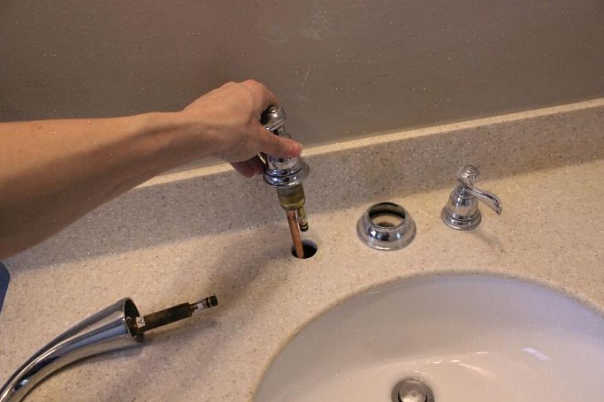 Estas são as etapas simples que você deve seguir se quiser remover uma torneira velha de sua banheira
